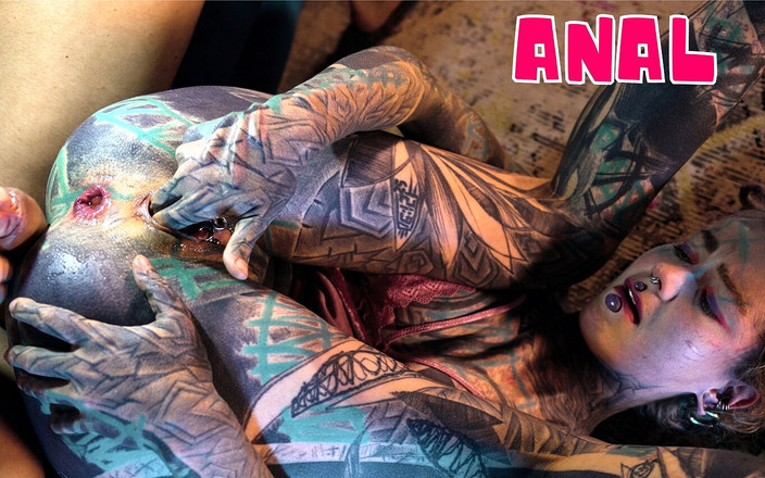 Z-Filmz: बीडब्ल्यूसी सुरक्षा ने टैटू वाली लड़की को अपनी चूत को इतना अच्छा चोदते हुए पकड़ा ताकि वह उसकी गांड चुदाई करे