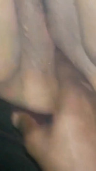 Soțul se fute cu degetul frecându-mi pizda indiană grasă, orgasm cu ejaculare