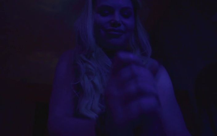 Petite Asian hefburg: Miauw for Me Kitty