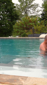 Iubita mea mă fută în piscina vilei!