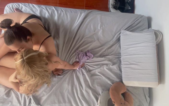 zoemelissa: 그녀는 나를 정말 잘 빨고 지금은 그녀를 더 잘 따먹어