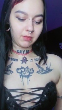 Seksi alternatif esmer köpüklü su içiyor ve geğiriyor