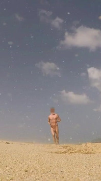 Nieoszlifowanych nudystów mężczyzna biega z Boner na State Beach