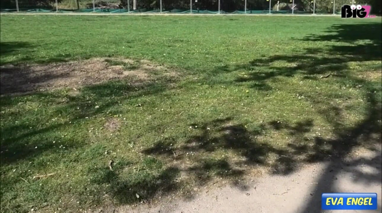 Eva Engel: Pompino rischioso nel parco