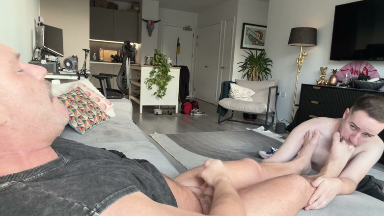Daddy_dan_xxx: Stiefvater dan bekommt seine füße verehrt, während er wichst und...