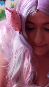 Küçük bayan cupcake sulu bir yarağı emiyor