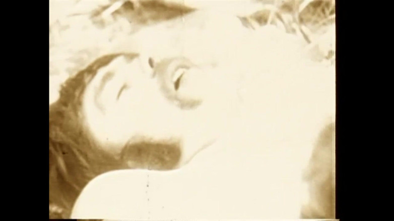 The Unforgettable: Çimenlerin üzerinde yaprakları yakıyor