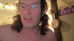 JanineLang: 我裸体倒垃圾（邻居抓我）