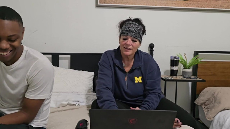 Cory Strokes: Hollee Huntress używa Cory Strokes joystick
