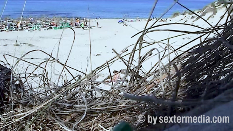 Beachbitches: Gadis Pantai Barbetta Telanjang Di Semak-semak