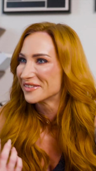 Sophia Locke eist dat de zwembadjongen haar neukt totdat hij haar creampie bezorgt