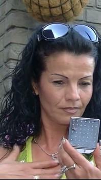 Solo brunetka niemiecka gorąca mama z dużymi występuje na castingu
