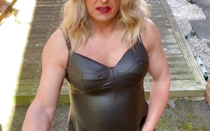 Kellycd2022: Amateur Crossdresser Kellycd2022 sexy milf peeing in her panties and...