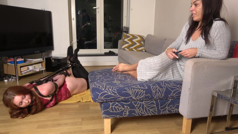 Latina Fetish: Ivy &amp; Latina Holographic Bondage Spectacle, glitch, imbavagliata e legata!