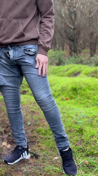 Aku berusaha membebaskan diriku dari celanaku, dia bugil dan lari