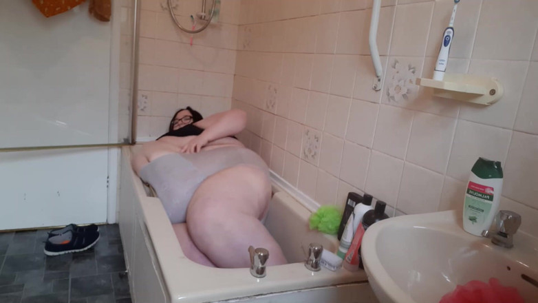 SSBBWLadyBrads: SSBBW thời gian tắm chật vật gần như bị mắc...