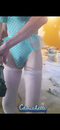 İş Yerinde Cdmichelle Seksi Kadın Kılıklı Kıyafetle Dolaşıyor