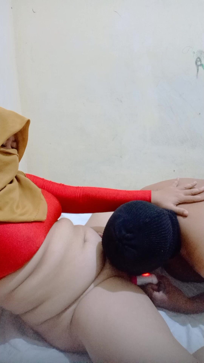 worldjeri69: sautele bhaee ne sho lete samay rom men sauteli bahan...