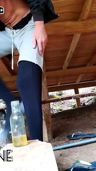 Memperkenalkan Kencing Dalam Pantatnya Dan Menelan Sejumlah Besar Kencing