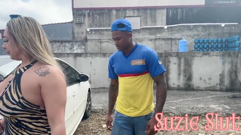Suzie Hard Anal: Suzie curvă a ieșit să cumpere gaz, purtând doar o...
