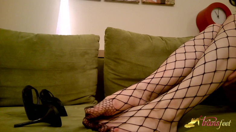 Trans and Cross-Dressers Feet: Transschönheit, sexy netzstrümpfe lieben es, mit ihren füßen zu spielen