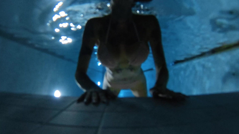 Skully inkson: Baignade nocturne sous l’eau