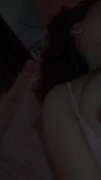 Ben vibratörle eğleniyorken erkek arkadaşım sütlü göğüsleri tokatlıyor ve kemerle kırbaçlıyor
