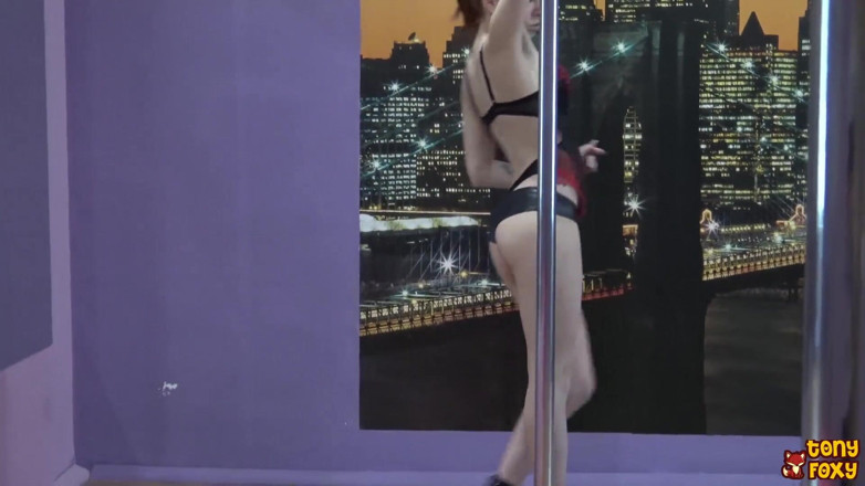 Tony Foxy: Pole dance procvičování