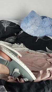보지에 손가락으로 자위하고 신음하는 오르가즘을 느끼는 아마추어 마누라