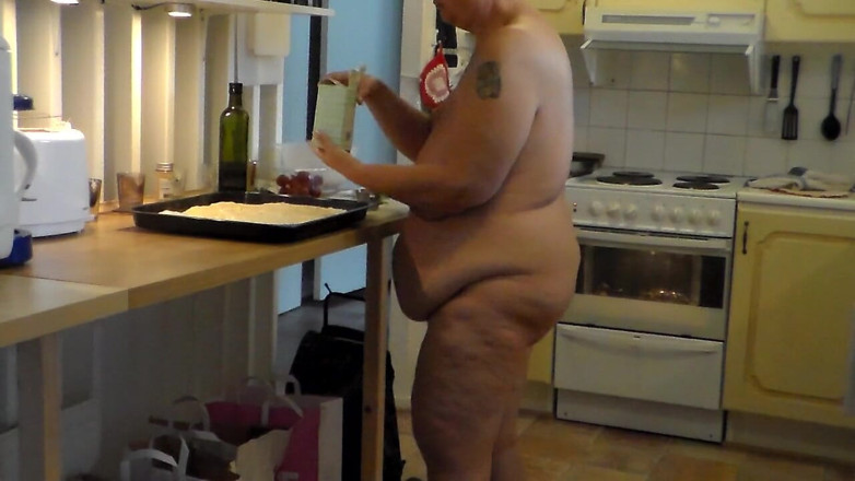 Sex hub couple: Jen is all nude and baking