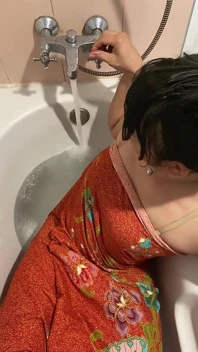 触碰时充满激情。我想要更多你。