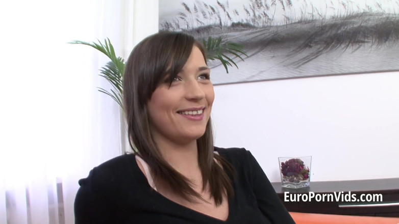 European fresh porn: Wysoka piękność Saskia Lorensen zerżnięta przez krótszego faceta na kanapie