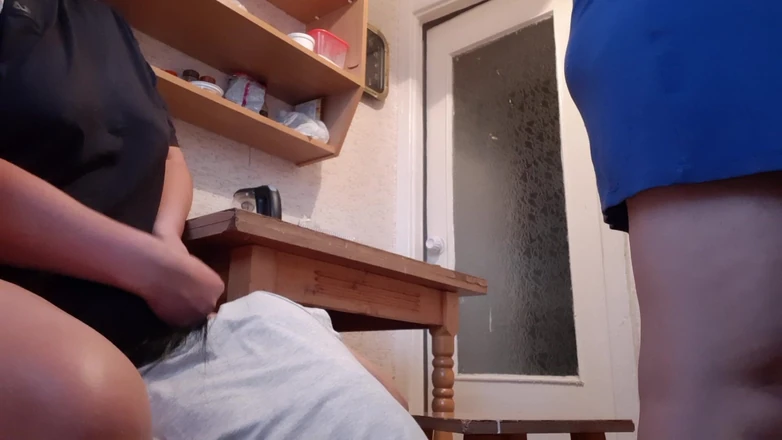 Lesbian-illusion: În timp ce menajera noastră spăla vasele, iubita mea lingea...