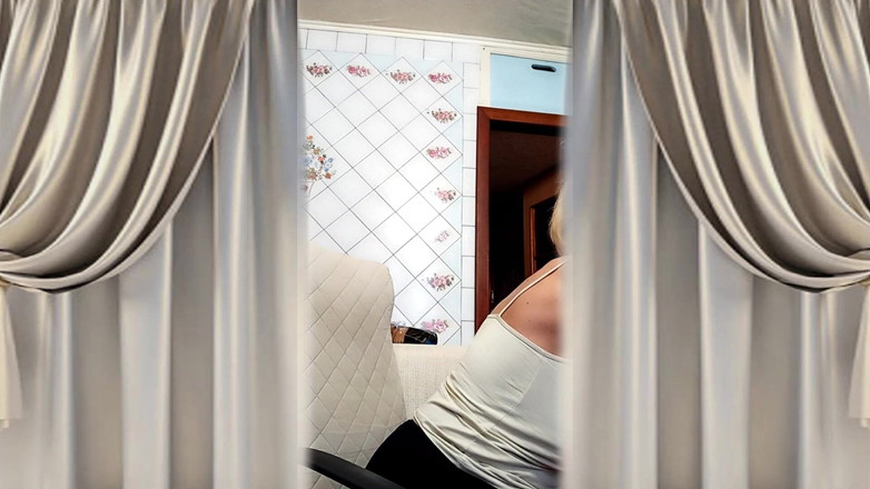 Lukerya: Bà nội trợ nóng bỏng Lukerya trong nhà bếp