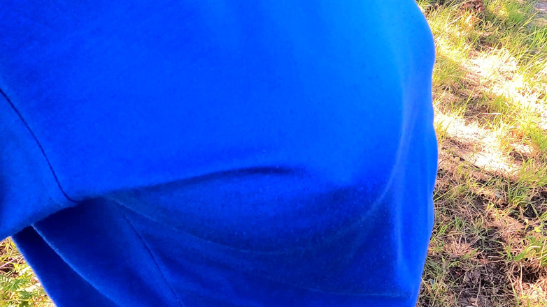 Bouncy Tits Action: Fai la tua maglietta alta per punire il seno