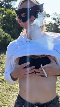Je fume, je me promène sans culotte et je montre ma chatte.