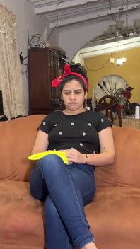 Jasmine curăță casa cu fundul ei crack expus