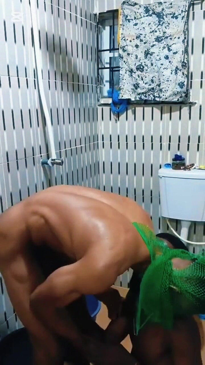BLACKSHOOTERR: Dentro Del Baño Vamos a Follar Primero Antes De La...