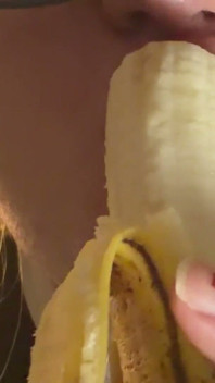 Zmysłowe jedzenie banana