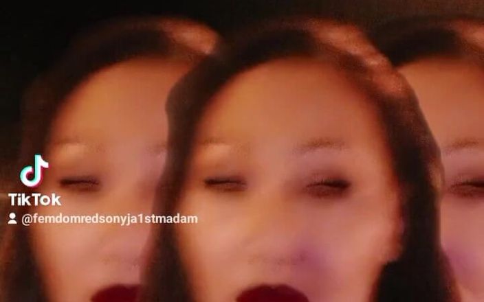 Dominatrix Redsonyja: Крихти Моєї Милості, маленькі жалюгідні черв'яки, приходьте сюди і поклоняйтеся єдиній і єдиній богині. Насолодитися