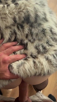 豪華なユキヒョウの毛皮のコートを着たムラムラした熟女が激しく犯されました!毛皮コートフェチセックス