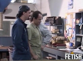 Family Role Playing: Loira gostosa é convencida pelo amante a foder com seus amigos