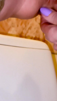 Spermaavlopp 7. Slynan Axell Filmar Henne Pissar Och Leker Med En Anal Plug I Trosorna!