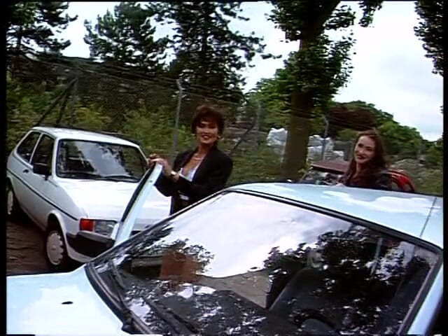 Lucky Cooch: Nóbné brunetky mají rozhovor venku ve vintage videu