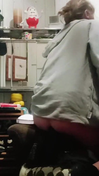 Băiat drăgut adoră să joace cu fundul lui primele zile el este în lada lui.