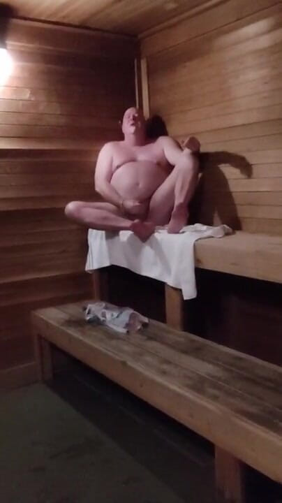 beardaddychub: Beardaddychub saunaya giriyor