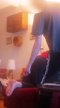 Amateurboy kriegt es mit dem rohrstock auf füße und arsch