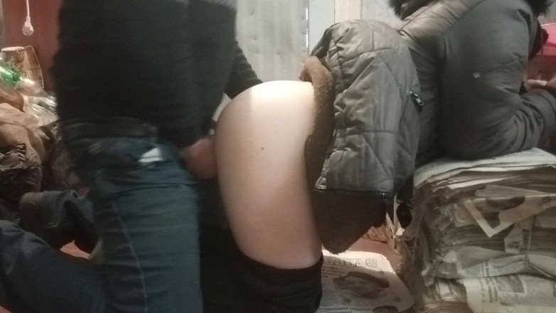 VitLen2: Jebana na zapleczu sklepu na starych gazetach