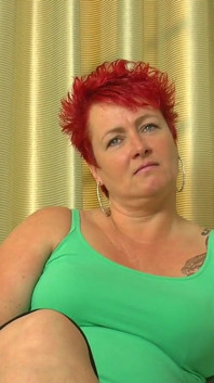 Une MILF rousse à forte poitrine s'enfile passionnément des jouets sexuels dans sa chatte