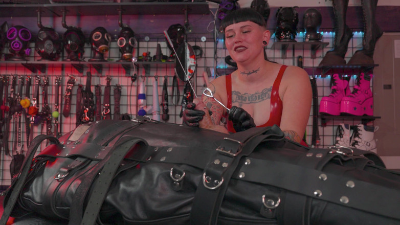 Domina X Films: Bondage sack sottomessa viene sondata dalla sig.ra Nacke
